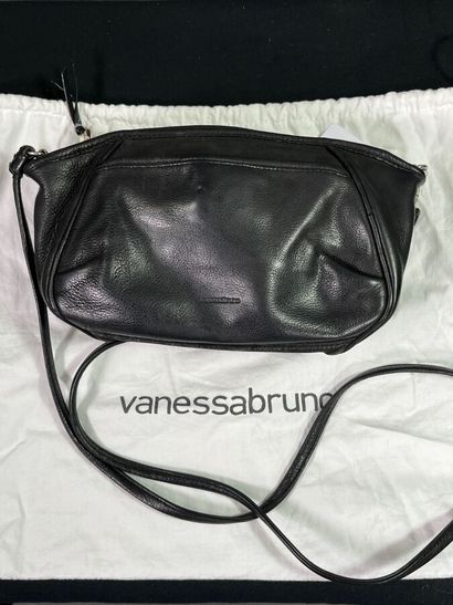 VANESSA BRUNO - Petit sac 

Le modèle est...
