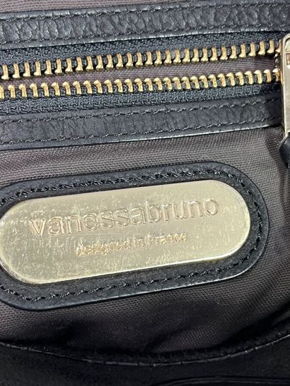 VANESSA BRUNO - Petit sac 

Le modèle est...