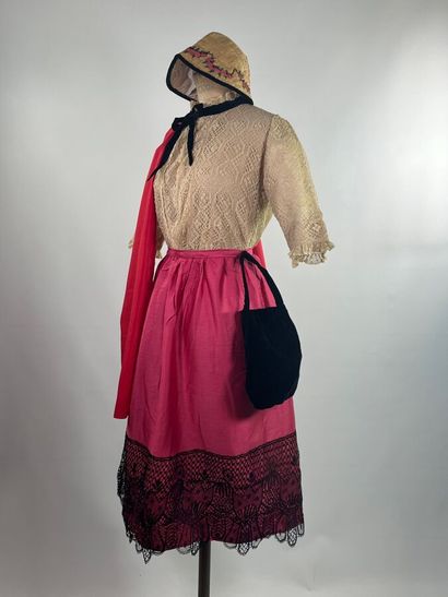Début du XXème siècle. Ensemble folklorique...