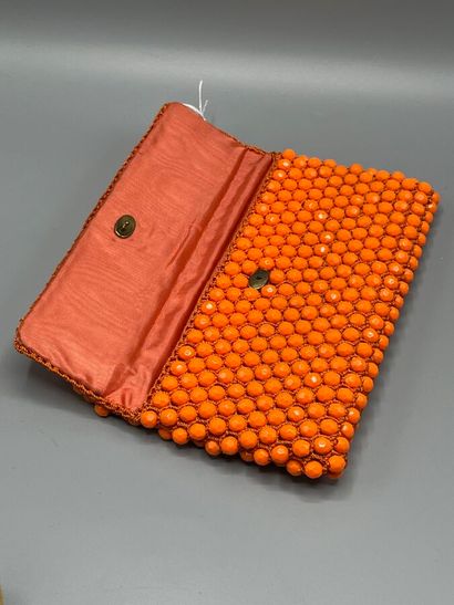 Pochette perlée vintage.

Réalisée en maille...