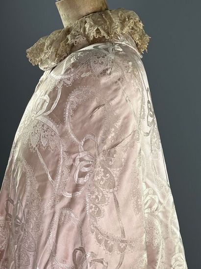 Vers 1900 - Cape et jupe coordonnée parme.

L'ensemble...