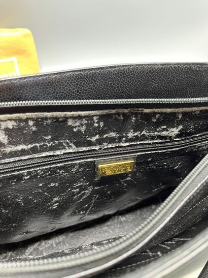 NINA RICCI - Sac à main.

Modèle en cuir...