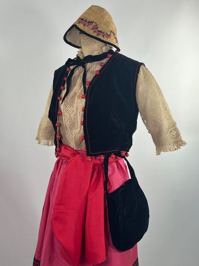Début du XXème siècle. Ensemble folklorique...