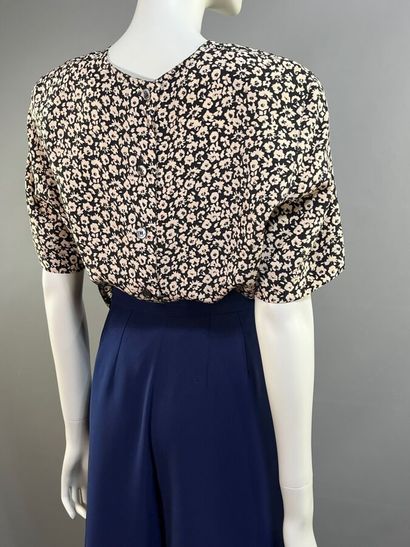CERRUTI 1881 - Blouse.

En soie à motif fleuri...