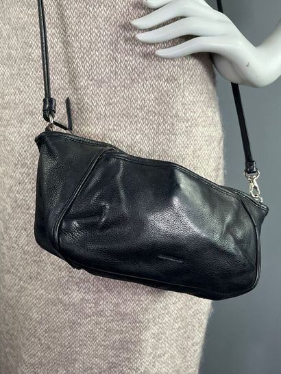 VANESSA BRUNO - Petit sac 

Le modèle est...