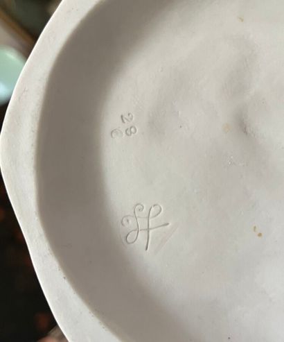 Lots of various porcelain objects (accidents)...