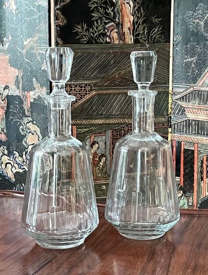 Paire de carafes piriformes en cristal à...