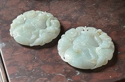 Deux médaillons en jade, à décor sculpté...