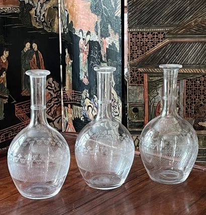 Trois carafes en cristal dont une paire et...
