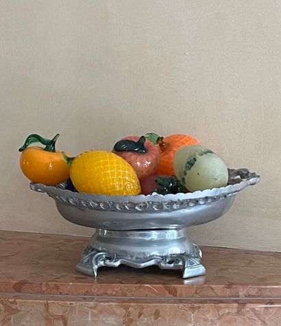 Coupe en métal contenant des fruits en verre...