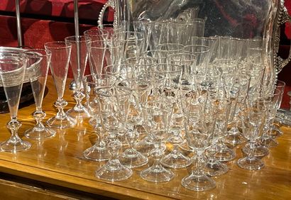 Service de verres à pied dans le goût du...