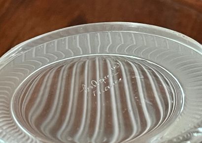 LALIQUE - Paire de carafes en cristal à panse...