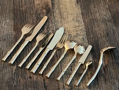 Partie de ménagère de couverts en métal façon...