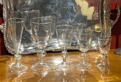 Service de verres à pied dans le goût du...
