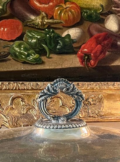 Cloche de service en métal argenté, le cartouche...