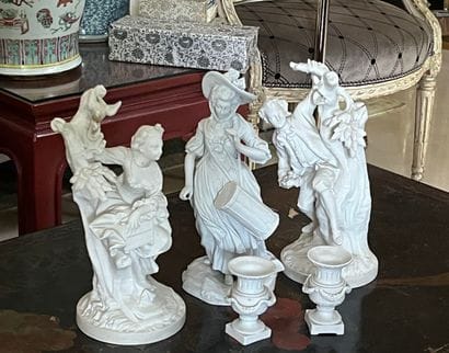 Lots of various porcelain objects (accidents)...