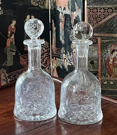 Paire de carafes en cristal gravé de cercles...