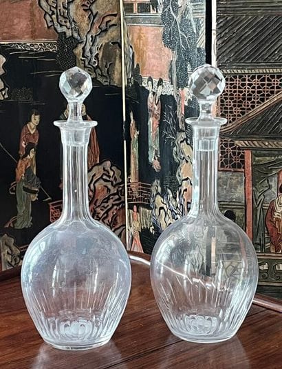 Paire de carafes piriformes à long col, les...