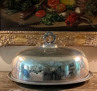 Cloche de service en métal argenté, le cartouche...