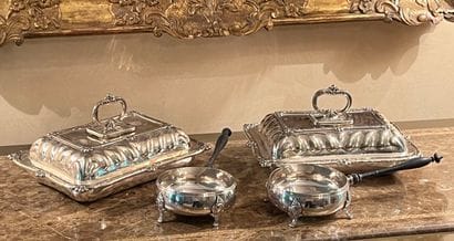 Deux rechauds et deux plats couverts en métal...