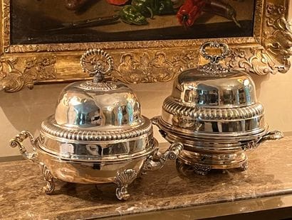 Deux rechauds couverts en métal argenté à...