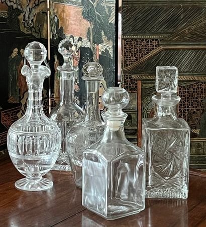Cinq carafes dépareillées en cristal 
Hauteur...