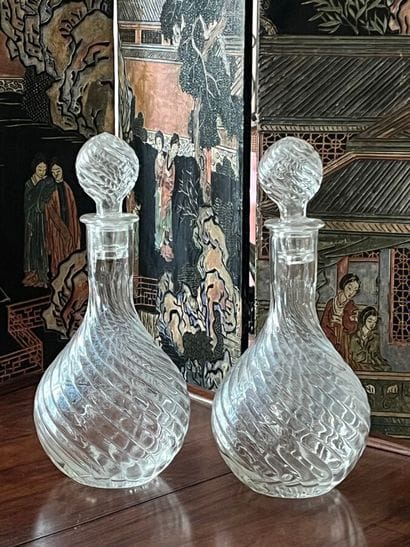 Paire de carafes en verre moulé, la panse...