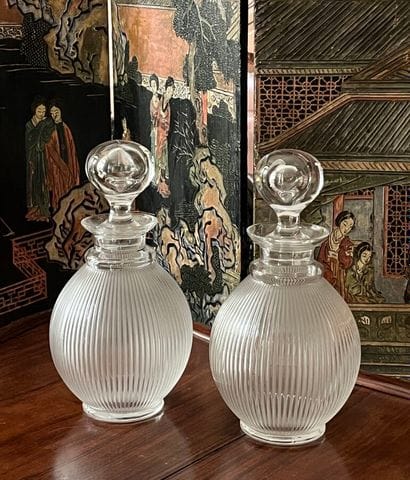 LALIQUE - Paire de carafes en cristal à panse...