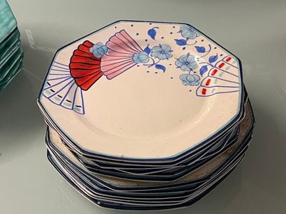 Part of a dinner service comprising 12 octagonal-section...