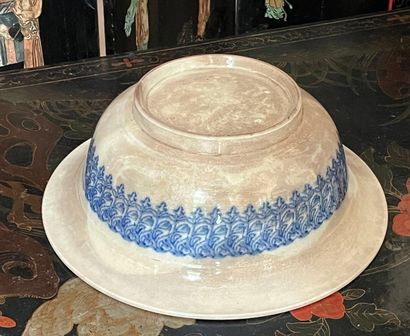 Earthenware bowl decorated with flowers 
19th...