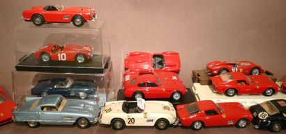 Quatorze voitures de course - cabriolet -...