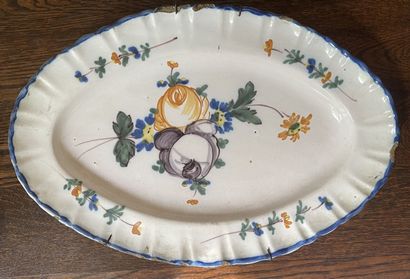 Plat ovale en faïence du Sud de la France...