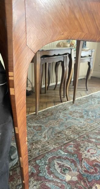 Table de style Louis XV (usures et manques)
75...