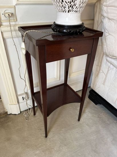 Deux tables de chevet
Hauteur : 65 cm

Tous...