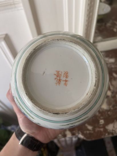 Vase boule en porcelaine de Chine polychrome.
Hauteur...