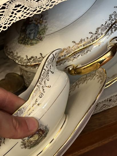 Service porcelaine (éclats, manque deux plats)

Tous...