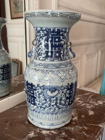 Potiche de forme balustre en porcelaine de...