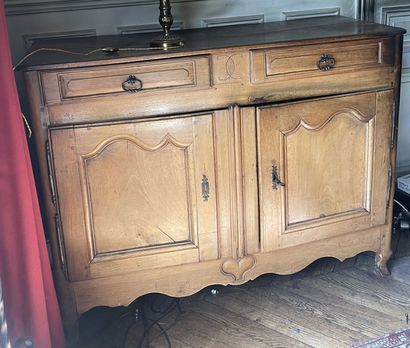 Buffet bas rustique ouvrant à deux tiroirs...