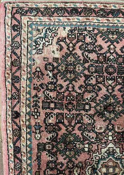 Lots de six tapis usagés à décor de réserve
(manques)

Tous...
