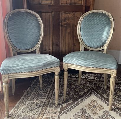 Une paire de chaises médaillons de style...