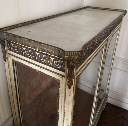 Meuble vitrine de style Louis XVI ouvrant...
