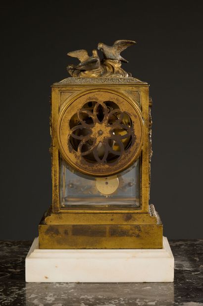 Pendule borne en bronze doré sur une base...