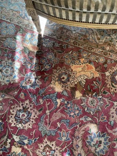 Grand tapis à fond rouge 
(usagé)
378 x 240...
