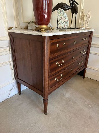 Commode de style Louis XVI en acajou (accidents)
Dimensions...