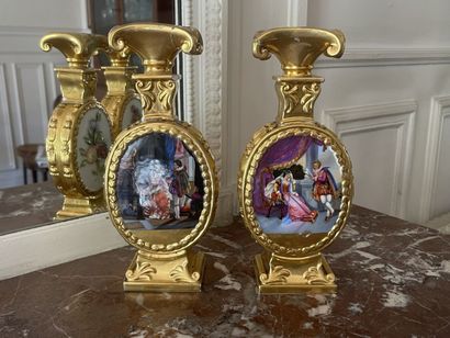 Paire de flacons en porcelaine de Paris,...