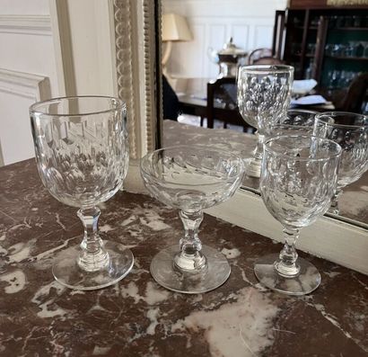 Service de verres à pieds en cristal taillé...