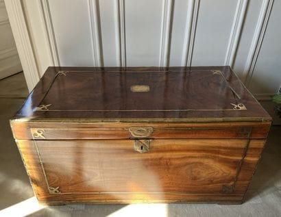 Grand coffre en bois orné de cuivre (une...