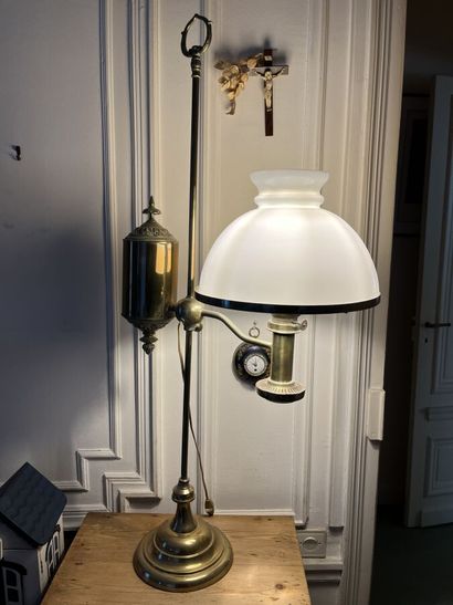 Grande lampe à pétrole en laiton
Hauteur...