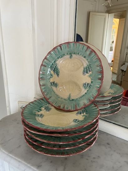 Suite de 6 assiettes à asperges en barbotine...