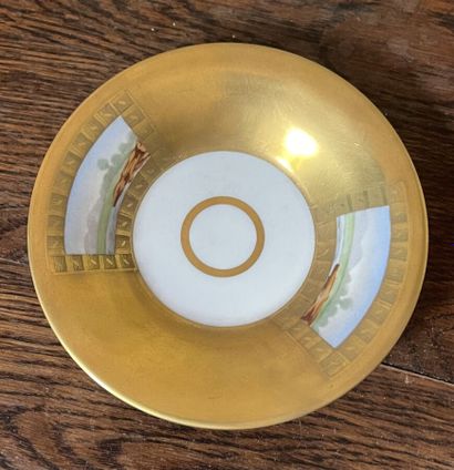 Tasse et sous tasse en porcelaine à décor...